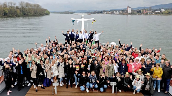 Gruppenbild mit allen Gewinnern und Gewinnerinnen samt der Crew auf dem Schiff auf dem Rhein
