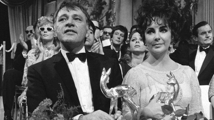 Richard Burton (l.) und Elisabeth Taylor (r.) bei der Bambi-Verleihung am 20.01.1968 in München