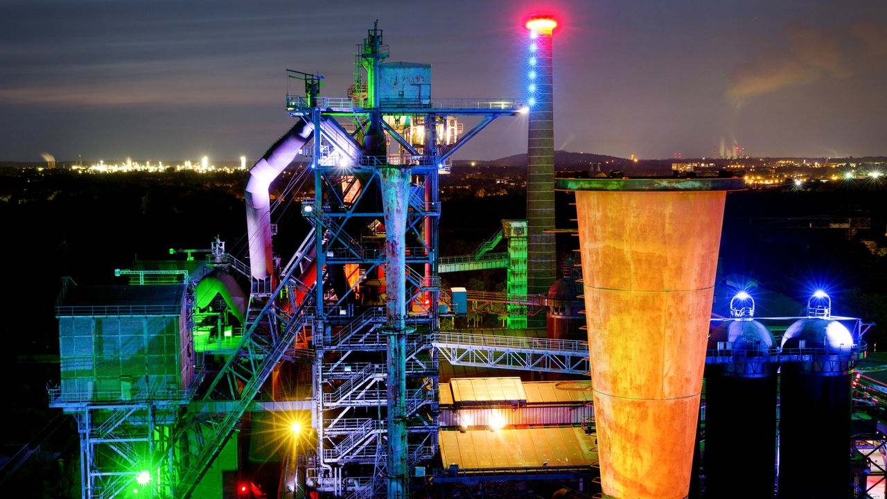 Das Hüttenwerk des Landschaftsparks Duisburg-Nord wird mit farbigem Licht illuminiert