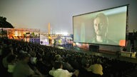 Ein Kinofilm läuft im Frankenheim Open-Air-Kino im Rheinpark am Rheinufer (2004)