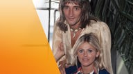 Der britische Rock- und Pop-Sänger Rod Stewart posiert zusammen mit seiner damaligen Freundin, der schwedischen Schauspielerin Britt Ekland
