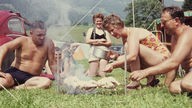 Beim Campen werden mehrere Hähnchen gegrillt (1974)