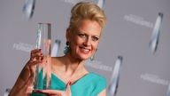 Die Moderatorin Barbara Schöneberger hält am 13.01.2016 nach der Verleihung des Deutschen Fernsehpreises ihre Auszeichnung als beste Moderatorin in der Hand