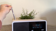 Nahaufnahme der Bedienknöpfe eines DAB+-Radios