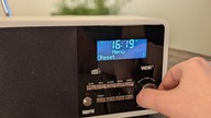 Nahaufnahme der Bedienknöpfe eines DAB+-Radios