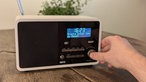 Nahaufnahme der Bedienknöpfe eines DAB+-Radios