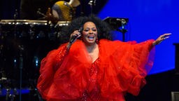 Diana Ross in eiem roten Kleid bei einem Konzert in Florida 2013