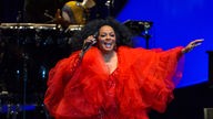 Diana Ross in eiem roten Kleid bei einem Konzert in Florida 2013