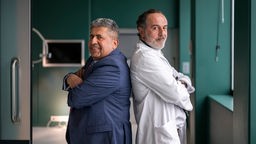 Der Schauspieler Merab Ninidze (rechts) und Dr. Amin Ballouz stehen am Set der ZDF-Serie "Doktor Ballouz"