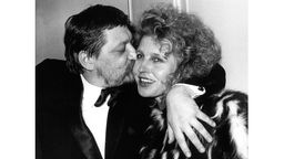 Hanna Schygulla bekommt einen Kuss von dem befreundeten Regisseur Rainer Werner Fassbinder