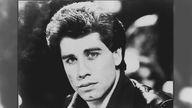 John Travolta als junger Mann auf einem schwarz-weiß Foto.