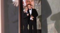 Robin Gibb und John Travolta bei der Verleihung der Goldenen Kamera 2011 in Berlin.