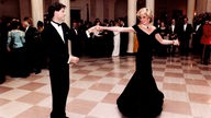 John Travolta bei einem Tanz mit Prinzessin Diana 1985 im Weißen Haus.
