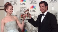 Nicole Kidman und John Travolta stoßen mit einem Golden Globe an.