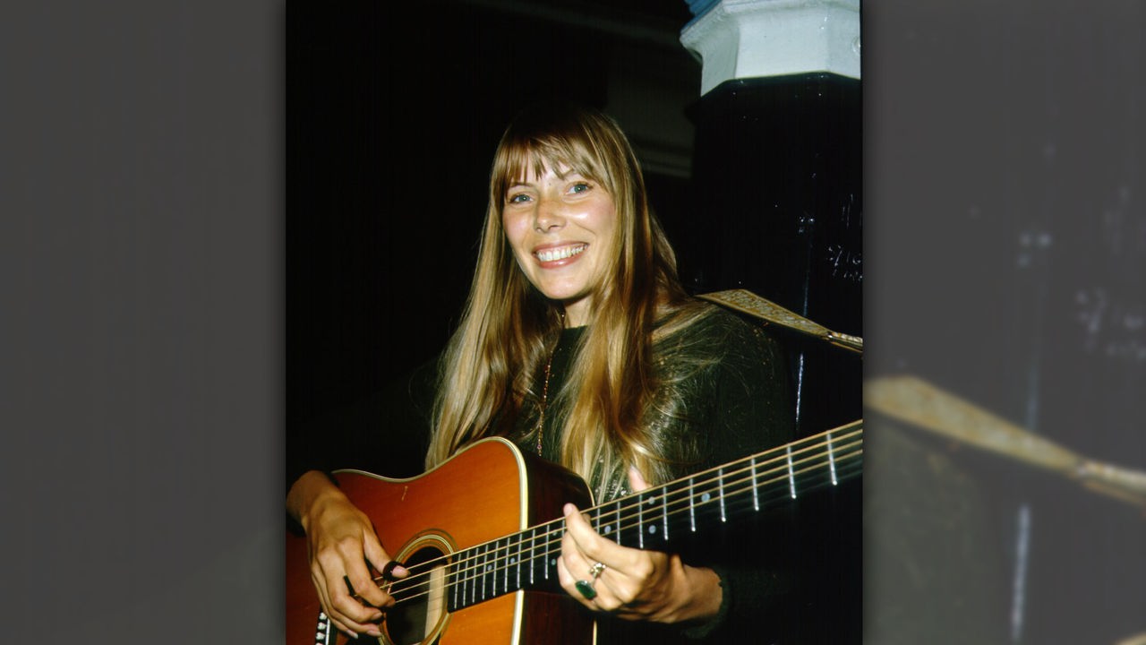 Sängerin Joni Mitchell mit Gitarre ca. 1968