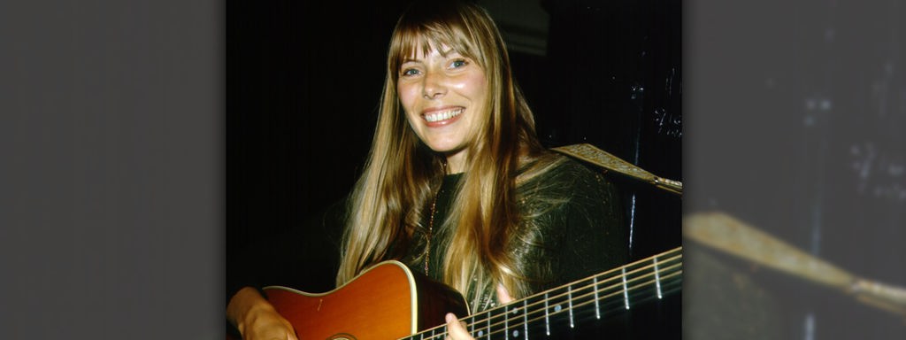 Sängerin Joni Mitchell mit Gitarre ca. 1968