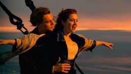 Leonardo DiCaprio umarmt Kate Winslet in einer Szene in "Titanic"