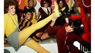Mary Quant in Mitten ihrer Models, die alle ihre farbenfrohe Mode tragen