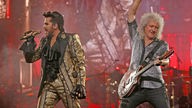 Brian May und Adam Lambert 2019 in Kalifornien zusammen auf der Bühne 