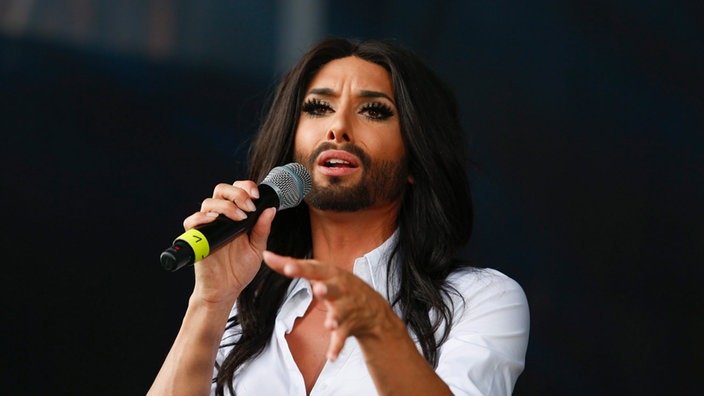 Conchita Wurst bei einem Bühnenauftritt