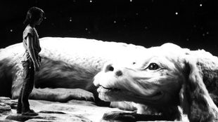 Filmszene aus "Die unendliche Geschichte" (1984) Atréju, gespielt von Noah Hathaway, trifft auf den Drachen Fuchur