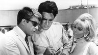 Eine Szene aus dem Spielfilm "Speedway" (USA, 1968) mit Elvis Presley als Steve Grayson, Bill Bixby als Kenny Denford und Nancy Sinatra als Susan Jacks