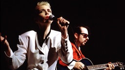 Annie Lennox und Dave Stewart stehen 1989 bei einem Eurythmics-Konzert auf der Bühne