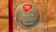 Gedenkplakette an einer Mauer im Imperial College London mit der Aufschrift "Queen - first public performance in London here - 18 July 1970"