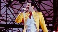 Freddie Mercury live beim Kölner Open-Air-Festival im Sommer 1986