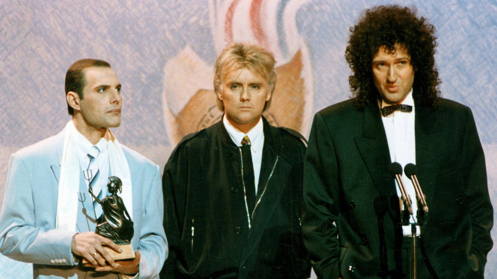 Группа квин песни фредди. Группа Queen 1991. Фредди Меркури 1990. Группа Квин Фредди. Фредди Меркьюри Brit Awards 1990.