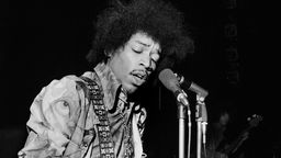 Jimi Hendrix 1967 bei einem Auftritt in London