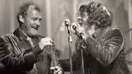 Joe Cocker und James Brown bei einem Auftritt in Detroit, Michigan (1987)