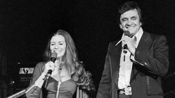Johnny Cash, amerikanischer Countrysänger und Songschreiber, bei einem Konzert in Hamburg mit Ehefrau June Carter Cash um 1981