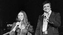 Johnny Cash, amerikanischer Countrysänger und Songschreiber, bei einem Konzert in Hamburg mit Ehefrau June Carter Cash um 1981
