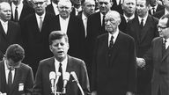 Der Präsident der USA, John F. Kennedy, hält nach seiner Ankunft auf dem Köln-Bonner Flughafen eine Ansprache