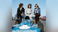 Der Rennfahrer und Prinz von Bayern Leopold hält sich zusammen mit Udo Lindenberg und einem Freund am Rande einer Rennstrecke auf, ca. 1980er Jahre