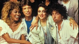 Tina Turner, Mick Jagger, Madonna und Bob Dylan auf einem Gruppenfoto anlässlich des Live-Aid-Konzerts am 13. Juli 1985