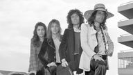 Die Band Queen kommt 1974 nach ihrer Australien-Tour wieder am Londoner Flughafen an