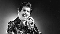 Freddie Mercury von der Band Queen bei einem Auftritt 1980
