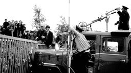 1965: Polizei und Sicherheitskräfte richten Wasserwerfer auf Fans der Rockband Rolling Stones am Flughafen Düsseldorf aufgrund befürchteter Randalierer