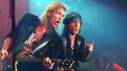 Frontmann Klaus Meine und Bassist Francis Buchholz von der Rockband Scorpions bei einem Auftritt im Jahr 1991