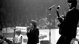 Der Gitarrist Brian Jones, der Sänger Mick Jagger und der Bassist Bill Wyman (v.l.n.r.) beim ersten Konzert der Rockband Rolling Stones in Deutschland in der Halle Münsterland in Münster (11.09.1965)