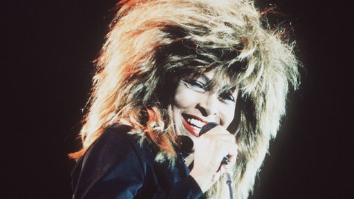 Tina Turner bei einem Konzert in Schottland 1987