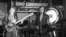 Der deutsche Sänger Udo Lindenberg und sein Panikorchester in der TV Sendung "Lieder mit anderen Worten" 