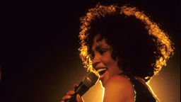 Whitney Houston während eines Auftritts in der Wembley Arena (1988)