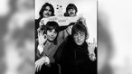 Die vier "Pilzköpfe" der britischen Popgruppe "The Beatles" (l-r) George Harrison, Ringo Starr, Paul McCartney und John Lennon präsentieren eine Ausschneidefigur der "Yellow Submarine", um den Animationsfilm der Gruppe zu bewerben