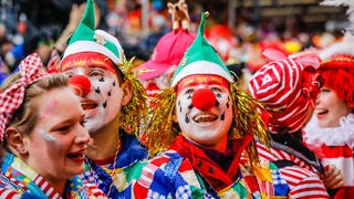 Bunt kostümierte Karnevalisten feiern Karneval