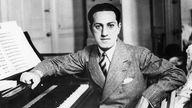 Der amerikanische Komponist George Gershwin (1898-1937) am Klavier