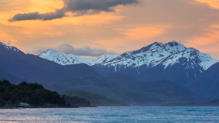 Berge und Meer im Sonnenuntergang