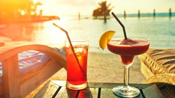 Cocktails vor einem Strand